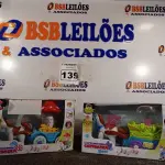 LOTE 139 - 02 CARRUAGENS BATE-VOLTA MUSICAL. (NO ESTADO) ATENÇÃO! FAZER A VISITAÇÃO ANTES DE ARREMATAR, NÃO SABEMOS SE FUNCIONA. LEILÃO NÃO TEM GARANTIA E NEM DEVOLUÇÃO, SUJEITO A POSSÍVEIS AVARIAS VISÍVEIS/OCULTAS E/OU AUSÊNCIA DE COMPONENTES.