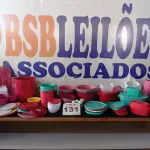 LOTE 131 - 90 – UTENSÍLIOS DE COZINHA DIVERSOS (APROXIMADAMENTE)(NO ESTADO, NÃO SABEMOS SE FUNCIONA. LEILÃO NÃO TEM GARANTIA E NEM DEVOLUÇÃO, SUJEITO A POSSÍVEIS AVARIAS VISÍVEIS/OCULTAS E/OU AUSÊNCIA DE COMPONENTES)