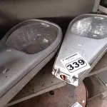 LOTE 339 - 02 LUMINÁRIAS PUBLICAS DE POSTE. (NO ESTADO) ATENÇÃO! FAZER A VISITAÇÃO ANTES DE ARREMATAR, NÃO SABEMOS SE FUNCIONA. LEILÃO NÃO TEM GARANTIA E NEM DEVOLUÇÃO, SUJEITO A POSSÍVEIS AVARIAS VISÍVEIS/OCULTAS E/OU AUSÊNCIA DE COMPONENTES.