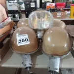 LOTE 260 - 05 LUMINÁRIAS DE PÁTIO. (NO ESTADO) ATENÇÃO! FAZER A VISITAÇÃO ANTES DE ARREMATAR, NÃO SABEMOS SE FUNCIONA. LEILÃO NÃO TEM GARANTIA E NEM DEVOLUÇÃO, SUJEITO A POSSÍVEIS AVARIAS VISÍVEIS/OCULTAS E/OU AUSÊNCIA DE COMPONENTES.