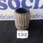 LOTE 132 - 01 - VASO DE MADEIRA TRABALHADA (NO ESTADO, NÃO SABEMOS SE FUNCIONA. LEILÃO NÃO TEM GARANTIA E NEM DEVOLUÇÃO, SUJEITO A POSSÍVEIS AVARIAS VISÍVEIS/OCULTAS E/OU AUSÊNCIA DE COMPONENTES)