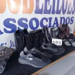 LOTE 155 - 10 – CALÇADOS MASCULINOS VARIADOS (NO ESTADO, NÃO SABEMOS SE FUNCIONA. LEILÃO NÃO TEM GARANTIA E NEM DEVOLUÇÃO, SUJEITO A POSSÍVEIS AVARIAS VISÍVEIS/OCULTAS E/OU AUSÊNCIA DE COMPONENTES)