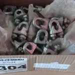LOTE 304 - 01 LOTE COM VÁRIOS CLIPS PARA CABO DE AÇO 3/8”. (NO ESTADO) ATENÇÃO! FAZER A VISITAÇÃO ANTES DE ARREMATAR, NÃO SABEMOS SE FUNCIONA. LEILÃO NÃO TEM GARANTIA E NEM DEVOLUÇÃO, SUJEITO A POSSÍVEIS AVARIAS VISÍVEIS/OCULTAS E/OU AUSÊNCIA DE COMPONENTES.