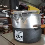 LOTE 257 - 02 PANELAS GRANDES 40CM COM TAMPA E 01 FRIGIDEIRA GRANDE 40CM COM TAMPA. (NO ESTADO) ATENÇÃO! FAZER A VISITAÇÃO ANTES DE ARREMATAR, NÃO SABEMOS SE FUNCIONA. LEILÃO NÃO TEM GARANTIA E NEM DEVOLUÇÃO, SUJEITO A POSSÍVEIS AVARIAS VISÍVEIS/OCULTAS E/OU AUSÊNCIA DE COMPONENTES.