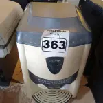 LOTE 363 - 01 PURIFICADOR DE ÁGUA MARCA LATINA REFRIGERAÇÃO ELETRÔNICA. (NO ESTADO) ATENÇÃO! FAZER A VISITAÇÃO ANTES DE ARREMATAR, NÃO SABEMOS SE FUNCIONA. LEILÃO NÃO TEM GARANTIA E NEM DEVOLUÇÃO, SUJEITO A POSSÍVEIS AVARIAS VISÍVEIS/OCULTAS E/OU AUSÊNCIA DE COMPONENTES.
