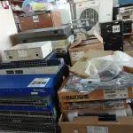 LOTE 259 - 01 LOTE COM VÁRIAS SWITCHES, PLACAS E PERIFÉRICOS DIVERSOS. (NO ESTADO) ATENÇÃO! FAZER A VISITAÇÃO ANTES DE ARREMATAR, NÃO SABEMOS SE FUNCIONA. LEILÃO NÃO TEM GARANTIA E NEM DEVOLUÇÃO, SUJEITO A POSSÍVEIS AVARIAS VISÍVEIS/OCULTAS E/OU AUSÊNCIA DE COMPONENTES.