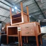 LOTE 386 - 01 SOFÁ DE 02 LUGARES E 03 MESINHAS EM MADEIRA. (NO ESTADO) ATENÇÃO! FAZER A VISITAÇÃO ANTES DE ARREMATAR, NÃO SABEMOS SE FUNCIONA. LEILÃO NÃO TEM GARANTIA E NEM DEVOLUÇÃO, SUJEITO A POSSÍVEIS AVARIAS VISÍVEIS/OCULTAS E/OU AUSÊNCIA DE COMPONENTES.