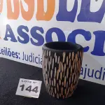 LOTE 144 - 01 - VASO DE MADEIRA TRABALHADA (NO ESTADO, NÃO SABEMOS SE FUNCIONA. LEILÃO NÃO TEM GARANTIA E NEM DEVOLUÇÃO, SUJEITO A POSSÍVEIS AVARIAS VISÍVEIS/OCULTAS E/OU AUSÊNCIA DE COMPONENTES)