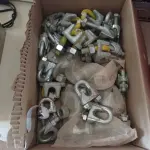 LOTE 279 - 01 LOTE COM VÁRIOS CLIPS PARA CABO DE AÇO 3/8”. (NO ESTADO) ATENÇÃO! FAZER A VISITAÇÃO ANTES DE ARREMATAR, NÃO SABEMOS SE FUNCIONA. LEILÃO NÃO TEM GARANTIA E NEM DEVOLUÇÃO, SUJEITO A POSSÍVEIS AVARIAS VISÍVEIS/OCULTAS E/OU AUSÊNCIA DE COMPONENTES.