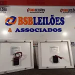 LOTE 369 - 02 PAINÉIS SOLARES 18V 10W.  (NO ESTADO) ATENÇÃO! FAZER A VISITAÇÃO ANTES DE ARREMATAR, NÃO SABEMOS SE FUNCIONA. LEILÃO NÃO TEM GARANTIA E NEM DEVOLUÇÃO, SUJEITO A POSSÍVEIS AVARIAS VISÍVEIS/OCULTAS E/OU AUSÊNCIA DE COMPONENTES.