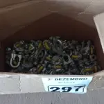 LOTE 297 - 01 LOTE COM VÁRIOS CLIPS PARA CABO DE AÇO 3/8”. (NO ESTADO) ATENÇÃO! FAZER A VISITAÇÃO ANTES DE ARREMATAR, NÃO SABEMOS SE FUNCIONA. LEILÃO NÃO TEM GARANTIA E NEM DEVOLUÇÃO, SUJEITO A POSSÍVEIS AVARIAS VISÍVEIS/OCULTAS E/OU AUSÊNCIA DE COMPONENTES.
