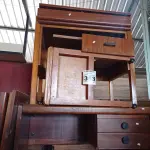 LOTE 353 - 05 MESAS EM MADEIRA MODELOS DIVERSOS. (NO ESTADO) ATENÇÃO! FAZER A VISITAÇÃO ANTES DE ARREMATAR, NÃO SABEMOS SE FUNCIONA. LEILÃO NÃO TEM GARANTIA E NEM DEVOLUÇÃO, SUJEITO A POSSÍVEIS AVARIAS VISÍVEIS/OCULTAS E/OU AUSÊNCIA DE COMPONENTES.