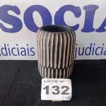 LOTE 132 - 01 - VASO DE MADEIRA TRABALHADA (NO ESTADO, NÃO SABEMOS SE FUNCIONA. LEILÃO NÃO TEM GARANTIA E NEM DEVOLUÇÃO, SUJEITO A POSSÍVEIS AVARIAS VISÍVEIS/OCULTAS E/OU AUSÊNCIA DE COMPONENTES)