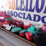 LOTE 131 - 90 – UTENSÍLIOS DE COZINHA DIVERSOS (APROXIMADAMENTE)(NO ESTADO, NÃO SABEMOS SE FUNCIONA. LEILÃO NÃO TEM GARANTIA E NEM DEVOLUÇÃO, SUJEITO A POSSÍVEIS AVARIAS VISÍVEIS/OCULTAS E/OU AUSÊNCIA DE COMPONENTES)