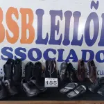 LOTE 155 - 10 – CALÇADOS MASCULINOS VARIADOS (NO ESTADO, NÃO SABEMOS SE FUNCIONA. LEILÃO NÃO TEM GARANTIA E NEM DEVOLUÇÃO, SUJEITO A POSSÍVEIS AVARIAS VISÍVEIS/OCULTAS E/OU AUSÊNCIA DE COMPONENTES)
