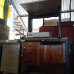 LOTE 388 - 04 MESAS DIVERSAS, 01 GAVETEIRO COM 04 GAVETAS E 01 QUADRO DE CHAVES EM ALUMÍNIO. (NO ESTADO) ATENÇÃO! FAZER A VISITAÇÃO ANTES DE ARREMATAR, NÃO SABEMOS SE FUNCIONA. LEILÃO NÃO TEM GARANTIA E NEM DEVOLUÇÃO, SUJEITO A POSSÍVEIS AVARIAS VISÍVEIS/OCULTAS E/OU AUSÊNCIA DE COMPONENTES.