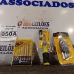 LOTE 050 - 01 KIT DE BROCAS, 01 CHAVE COM 06 PONTAS INTERCAMBIÁVEIS E 01 KIT CHAVE ALLEN. (NO ESTADO) ATENÇÃO! FAZER A VISITAÇÃO ANTES DE ARREMATAR, NÃO SABEMOS SE FUNCIONA. LEILÃO NÃO TEM GARANTIA E NEM DEVOLUÇÃO, SUJEITO A POSSÍVEIS AVARIAS VISÍVEIS/OCULTAS E/OU AUSÊNCIA DE COMPONENTES.