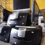 LOTE 370 - 05 IMPRESSORAS LEXMARK E342N, 04 TECLADOS PARA PC E 03 MONITORES MARCAS E MODELOS DIVERSOS. (NO ESTADO) ATENÇÃO! FAZER A VISITAÇÃO ANTES DE ARREMATAR, NÃO SABEMOS SE FUNCIONA. LEILÃO NÃO TEM GARANTIA E NEM DEVOLUÇÃO, SUJEITO A POSSÍVEIS AVARIAS VISÍVEIS/OCULTAS E/OU AUSÊNCIA DE COMPONENTES.