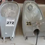LOTE 272 - 02 LUMINÁRIAS DE PÁTIO. (NO ESTADO) ATENÇÃO! FAZER A VISITAÇÃO ANTES DE ARREMATAR, NÃO SABEMOS SE FUNCIONA. LEILÃO NÃO TEM GARANTIA E NEM DEVOLUÇÃO, SUJEITO A POSSÍVEIS AVARIAS VISÍVEIS/OCULTAS E/OU AUSÊNCIA DE COMPONENTES.