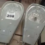 LOTE 208 - 02 LUMINÁRIAS DE PÁTIO. (NO ESTADO) ATENÇÃO! FAZER A VISITAÇÃO ANTES DE ARREMATAR, NÃO SABEMOS SE FUNCIONA. LEILÃO NÃO TEM GARANTIA E NEM DEVOLUÇÃO, SUJEITO A POSSÍVEIS AVARIAS VISÍVEIS/OCULTAS E/OU AUSÊNCIA DE COMPONENTES.