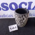 LOTE 144 - 01 - VASO DE MADEIRA TRABALHADA (NO ESTADO, NÃO SABEMOS SE FUNCIONA. LEILÃO NÃO TEM GARANTIA E NEM DEVOLUÇÃO, SUJEITO A POSSÍVEIS AVARIAS VISÍVEIS/OCULTAS E/OU AUSÊNCIA DE COMPONENTES)