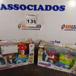 LOTE 139 - 02 CARRUAGENS BATE-VOLTA MUSICAL. (NO ESTADO) ATENÇÃO! FAZER A VISITAÇÃO ANTES DE ARREMATAR, NÃO SABEMOS SE FUNCIONA. LEILÃO NÃO TEM GARANTIA E NEM DEVOLUÇÃO, SUJEITO A POSSÍVEIS AVARIAS VISÍVEIS/OCULTAS E/OU AUSÊNCIA DE COMPONENTES.