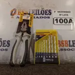 LOTE 100 - 01 KIT DE BROCAS E 01 ALICATE UNIVERSAL 8”. (NO ESTADO) ATENÇÃO! FAZER A VISITAÇÃO ANTES DE ARREMATAR, NÃO SABEMOS SE FUNCIONA. LEILÃO NÃO TEM GARANTIA E NEM DEVOLUÇÃO, SUJEITO A POSSÍVEIS AVARIAS VISÍVEIS/OCULTAS E/OU AUSÊNCIA DE COMPONENTES.