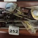 LOTE 252 - 01 LOTE COM VÁRIAS HASTES PARA CERCA ELÉTRICA, ISOLADORES, CAIXAS 4X4 E PLAFONS. (NO ESTADO) ATENÇÃO! FAZER A VISITAÇÃO ANTES DE ARREMATAR, NÃO SABEMOS SE FUNCIONA. LEILÃO NÃO TEM GARANTIA E NEM DEVOLUÇÃO, SUJEITO A POSSÍVEIS AVARIAS VISÍVEIS/OCULTAS E/OU AUSÊNCIA DE COMPONENTES.