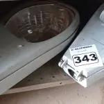 LOTE 343 - 02 LUMINÁRIAS PÚBLICAS DE POSTE. (NO ESTADO) ATENÇÃO! FAZER A VISITAÇÃO ANTES DE ARREMATAR, NÃO SABEMOS SE FUNCIONA. LEILÃO NÃO TEM GARANTIA E NEM DEVOLUÇÃO, SUJEITO A POSSÍVEIS AVARIAS VISÍVEIS/OCULTAS E/OU AUSÊNCIA DE COMPONENTES.