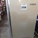 LOTE 258 - 01 FREEZER VERTICAL MARCA METALFRIO 220V. (NO ESTADO) ATENÇÃO! FAZER A VISITAÇÃO ANTES DE ARREMATAR, NÃO SABEMOS SE FUNCIONA. LEILÃO NÃO TEM GARANTIA E NEM DEVOLUÇÃO, SUJEITO A POSSÍVEIS AVARIAS VISÍVEIS/OCULTAS E/OU AUSÊNCIA DE COMPONENTES.