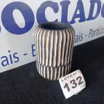LOTE 132 - 01 - VASO DE MADEIRA TRABALHADA (NO ESTADO, NÃO SABEMOS SE FUNCIONA. LEILÃO NÃO TEM GARANTIA E NEM DEVOLUÇÃO, SUJEITO A POSSÍVEIS AVARIAS VISÍVEIS/OCULTAS E/OU AUSÊNCIA DE COMPONENTES)