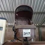 LOTE 317 - 01 CARRINHO DE BEBE. (NO ESTADO) ATENÇÃO! FAZER A VISITAÇÃO ANTES DE ARREMATAR, NÃO SABEMOS SE FUNCIONA. LEILÃO NÃO TEM GARANTIA E NEM DEVOLUÇÃO, SUJEITO A POSSÍVEIS AVARIAS VISÍVEIS/OCULTAS E/OU AUSÊNCIA DE COMPONENTES.