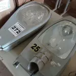 LOTE 272 - 02 LUMINÁRIAS DE PÁTIO. (NO ESTADO) ATENÇÃO! FAZER A VISITAÇÃO ANTES DE ARREMATAR, NÃO SABEMOS SE FUNCIONA. LEILÃO NÃO TEM GARANTIA E NEM DEVOLUÇÃO, SUJEITO A POSSÍVEIS AVARIAS VISÍVEIS/OCULTAS E/OU AUSÊNCIA DE COMPONENTES.