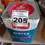 LOTE 205 - 01 LATA DE TINTA IQUINE DIATEX PINTA MAIS 18L NA COR VERDE PISCINA. (NO ESTADO) ATENÇÃO! FAZER A VISITAÇÃO ANTES DE ARREMATAR, NÃO SABEMOS SE FUNCIONA. LEILÃO NÃO TEM GARANTIA E NEM DEVOLUÇÃO, SUJEITO A POSSÍVEIS AVARIAS VISÍVEIS/OCULTAS E/OU AUSÊNCIA DE COMPONENTES.