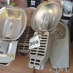 LOTE 300 - 05 LUMINÁRIAS DE PÁTIO. (NO ESTADO) ATENÇÃO! FAZER A VISITAÇÃO ANTES DE ARREMATAR, NÃO SABEMOS SE FUNCIONA. LEILÃO NÃO TEM GARANTIA E NEM DEVOLUÇÃO, SUJEITO A POSSÍVEIS AVARIAS VISÍVEIS/OCULTAS E/OU AUSÊNCIA DE COMPONENTES.