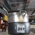 LOTE 257 - 02 PANELAS GRANDES 40CM COM TAMPA E 01 FRIGIDEIRA GRANDE 40CM COM TAMPA. (NO ESTADO) ATENÇÃO! FAZER A VISITAÇÃO ANTES DE ARREMATAR, NÃO SABEMOS SE FUNCIONA. LEILÃO NÃO TEM GARANTIA E NEM DEVOLUÇÃO, SUJEITO A POSSÍVEIS AVARIAS VISÍVEIS/OCULTAS E/OU AUSÊNCIA DE COMPONENTES.
