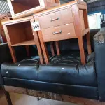LOTE 386 - 01 SOFÁ DE 02 LUGARES E 03 MESINHAS EM MADEIRA. (NO ESTADO) ATENÇÃO! FAZER A VISITAÇÃO ANTES DE ARREMATAR, NÃO SABEMOS SE FUNCIONA. LEILÃO NÃO TEM GARANTIA E NEM DEVOLUÇÃO, SUJEITO A POSSÍVEIS AVARIAS VISÍVEIS/OCULTAS E/OU AUSÊNCIA DE COMPONENTES.
