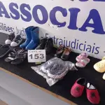 LOTE 153 - 10 - CALÇADOS INFANTIS (NO ESTADO, NÃO SABEMOS SE FUNCIONA. LEILÃO NÃO TEM GARANTIA E NEM DEVOLUÇÃO, SUJEITO A POSSÍVEIS AVARIAS VISÍVEIS/OCULTAS E/OU AUSÊNCIA DE COMPONENTES) 