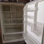 LOTE 323 - 01 GELADEIRA MARCA ELECTROLUX 220V. (NO ESTADO) ATENÇÃO! FAZER A VISITAÇÃO ANTES DE ARREMATAR, NÃO SABEMOS SE FUNCIONA. LEILÃO NÃO TEM GARANTIA E NEM DEVOLUÇÃO, SUJEITO A POSSÍVEIS AVARIAS VISÍVEIS/OCULTAS E/OU AUSÊNCIA DE COMPONENTES.