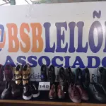LOTE 148 - 13 – CALÇADOS MASCULINOS VARIADOS (NO ESTADO, NÃO SABEMOS SE FUNCIONA. LEILÃO NÃO TEM GARANTIA E NEM DEVOLUÇÃO, SUJEITO A POSSÍVEIS AVARIAS VISÍVEIS/OCULTAS E/OU AUSÊNCIA DE COMPONENTES)