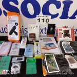 LOTE 110 - 23 – ACESSÓRIOS PARA CELULARES.(APROXIMADAMENTE) (NO ESTADO, NÃO SABEMOS SE FUNCIONA. LEILÃO NÃO TEM GARANTIA E NEM DEVOLUÇÃO, SUJEITO A POSSÍVEIS AVARIAS VISÍVEIS/OCULTAS E/OU AUSÊNCIA DE COMPONENTES)