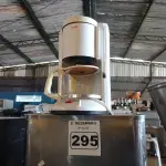 LOTE 295 - 02 CAFETEIRAS SENDO 01 INDUSTRIAL. (NO ESTADO) ATENÇÃO! FAZER A VISITAÇÃO ANTES DE ARREMATAR, NÃO SABEMOS SE FUNCIONA. LEILÃO NÃO TEM GARANTIA E NEM DEVOLUÇÃO, SUJEITO A POSSÍVEIS AVARIAS VISÍVEIS/OCULTAS E/OU AUSÊNCIA DE COMPONENTES.