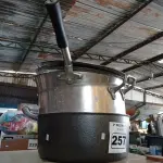LOTE 257 - 02 PANELAS GRANDES 40CM COM TAMPA E 01 FRIGIDEIRA GRANDE 40CM COM TAMPA. (NO ESTADO) ATENÇÃO! FAZER A VISITAÇÃO ANTES DE ARREMATAR, NÃO SABEMOS SE FUNCIONA. LEILÃO NÃO TEM GARANTIA E NEM DEVOLUÇÃO, SUJEITO A POSSÍVEIS AVARIAS VISÍVEIS/OCULTAS E/OU AUSÊNCIA DE COMPONENTES.