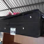LOTE 319 - 01 MALA DE VIAGEM E 01 PAR DE PATINS. (NO ESTADO) ATENÇÃO! FAZER A VISITAÇÃO ANTES DE ARREMATAR, NÃO SABEMOS SE FUNCIONA. LEILÃO NÃO TEM GARANTIA E NEM DEVOLUÇÃO, SUJEITO A POSSÍVEIS AVARIAS VISÍVEIS/OCULTAS E/OU AUSÊNCIA DE COMPONENTES.