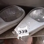 LOTE 339 - 02 LUMINÁRIAS PUBLICAS DE POSTE. (NO ESTADO) ATENÇÃO! FAZER A VISITAÇÃO ANTES DE ARREMATAR, NÃO SABEMOS SE FUNCIONA. LEILÃO NÃO TEM GARANTIA E NEM DEVOLUÇÃO, SUJEITO A POSSÍVEIS AVARIAS VISÍVEIS/OCULTAS E/OU AUSÊNCIA DE COMPONENTES.