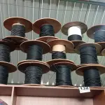 LOTE 132 - 01 LOTE COM VÁRIOS PEDAÇOS DE FIBRA ÓTICA. (NO ESTADO) ATENÇÃO! FAZER A VISITAÇÃO ANTES DE ARREMATAR, NÃO SABEMOS SE FUNCIONA. LEILÃO NÃO TEM GARANTIA E NEM DEVOLUÇÃO, SUJEITO A POSSÍVEIS AVARIAS VISÍVEIS/OCULTAS E/OU AUSÊNCIA DE COMPONENTES.