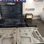 LOTE 291 - 02 MALETAS “VAZIAS”, 01 MULTÍMETRO E 01 BASE PARA MICROFONE SEM FIO. (NO ESTADO) ATENÇÃO! FAZER A VISITAÇÃO ANTES DE ARREMATAR, NÃO SABEMOS SE FUNCIONA. LEILÃO NÃO TEM GARANTIA E NEM DEVOLUÇÃO, SUJEITO A POSSÍVEIS AVARIAS VISÍVEIS/OCULTAS E/OU AUSÊNCIA DE COMPONENTES.
