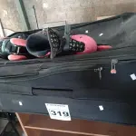 LOTE 319 - 01 MALA DE VIAGEM E 01 PAR DE PATINS. (NO ESTADO) ATENÇÃO! FAZER A VISITAÇÃO ANTES DE ARREMATAR, NÃO SABEMOS SE FUNCIONA. LEILÃO NÃO TEM GARANTIA E NEM DEVOLUÇÃO, SUJEITO A POSSÍVEIS AVARIAS VISÍVEIS/OCULTAS E/OU AUSÊNCIA DE COMPONENTES.