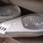 LOTE 339 - 02 LUMINÁRIAS PUBLICAS DE POSTE. (NO ESTADO) ATENÇÃO! FAZER A VISITAÇÃO ANTES DE ARREMATAR, NÃO SABEMOS SE FUNCIONA. LEILÃO NÃO TEM GARANTIA E NEM DEVOLUÇÃO, SUJEITO A POSSÍVEIS AVARIAS VISÍVEIS/OCULTAS E/OU AUSÊNCIA DE COMPONENTES.
