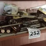 LOTE 252 - 01 LOTE COM VÁRIAS HASTES PARA CERCA ELÉTRICA, ISOLADORES, CAIXAS 4X4 E PLAFONS. (NO ESTADO) ATENÇÃO! FAZER A VISITAÇÃO ANTES DE ARREMATAR, NÃO SABEMOS SE FUNCIONA. LEILÃO NÃO TEM GARANTIA E NEM DEVOLUÇÃO, SUJEITO A POSSÍVEIS AVARIAS VISÍVEIS/OCULTAS E/OU AUSÊNCIA DE COMPONENTES.